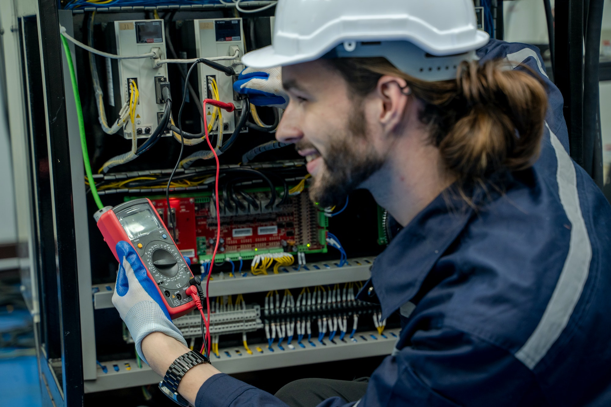 Lavora con noi. Elettricista e servizio di manutenzione elettrica ed elettrotecnica IEA srl